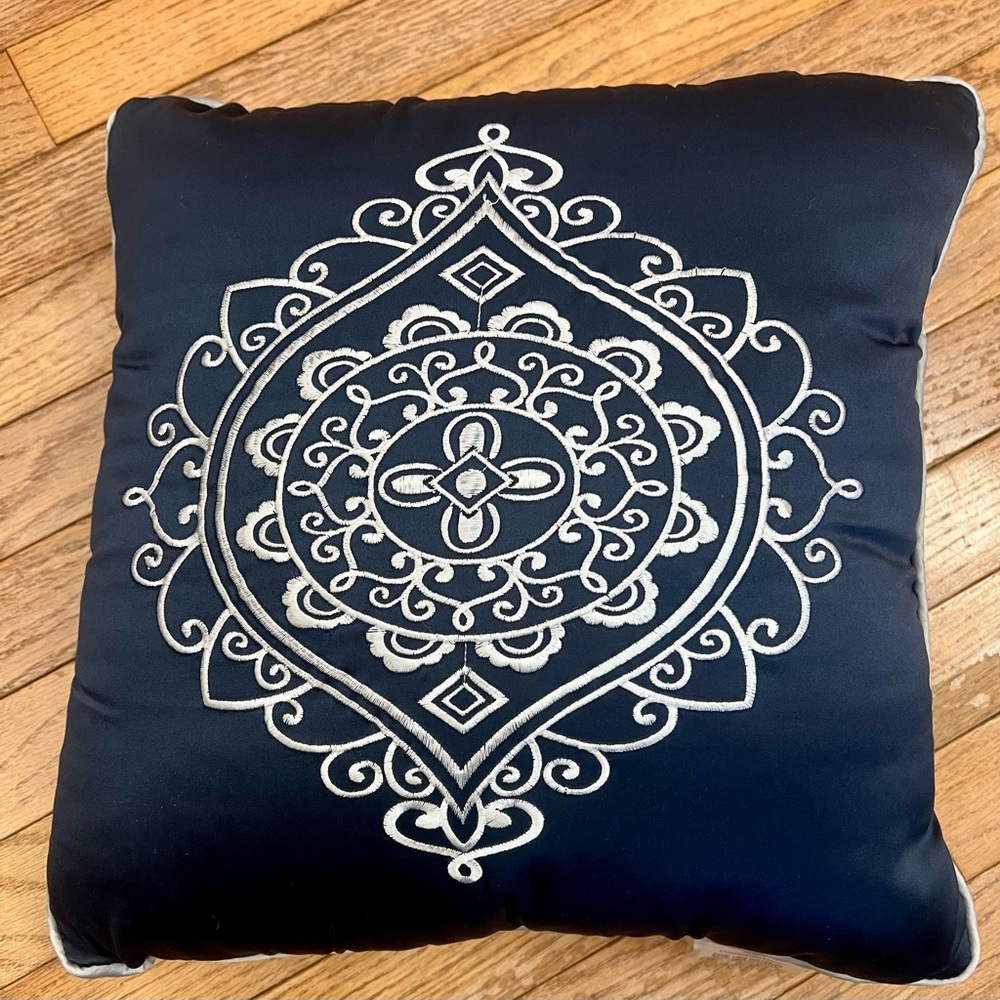 Huntington Home Navy Throw Pillow with Ivory Piping 16” Accent pillow
